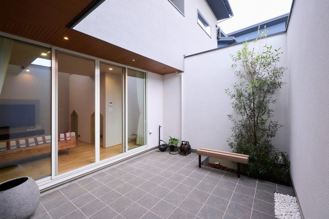 リビングを囲む中庭の画像